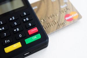 Kilka kolejnych banków podnosi opłaty dla kont firmowych Terminal płatniczy