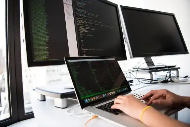 Jak przebiega współpraca z firmą outsourcingową IT? 1 Programowanie, komputer, 4 monitory