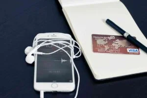 Transakcje bezgotówkowe w małej firmie – czy warto? karta-bankowa-iphone