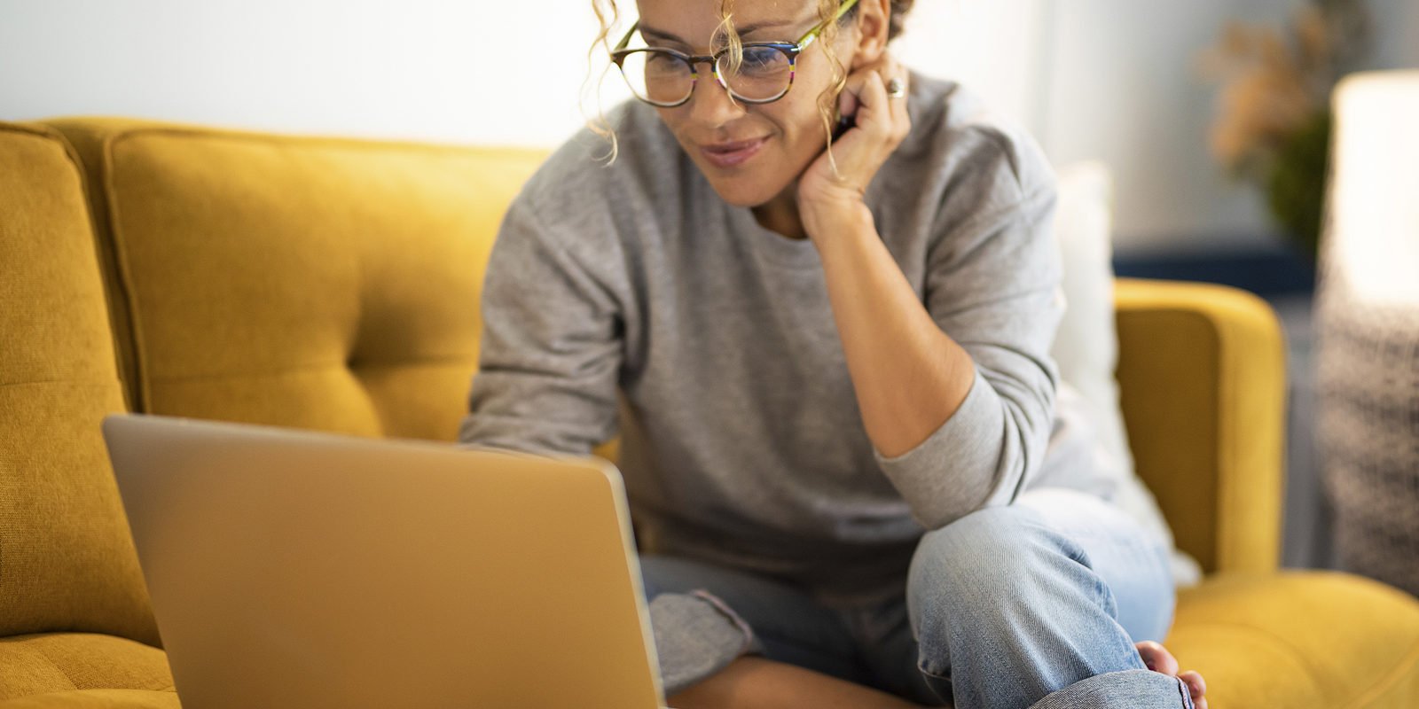 Jak trwale i stabilnie rozwinąć lokalny biznes w internecie? 1 kobieta komputer