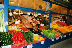 Drobni przedsiębiorcy będą mogli handlować w niedziele? Stragan z warzywami