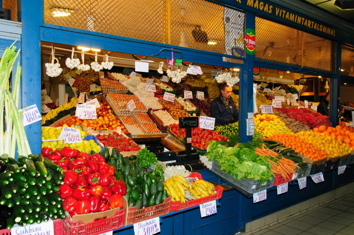 Drobni przedsiębiorcy będą mogli handlować w niedziele? 1 Stragan z warzywami