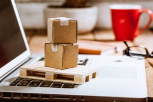 Fulfillment w e-commerce Pudełka kartonowe na komputerze jako koncepcja logistyki zakupów online