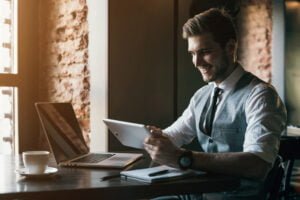Będzie abolicja na składki ZUS? Młody, biznesmen, pracujący, nad, planem, internetowego, projektu, na