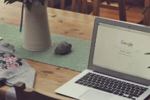 Potrzebujesz stronę internetową? Możesz zrobić ją sam! Praca na komputerze