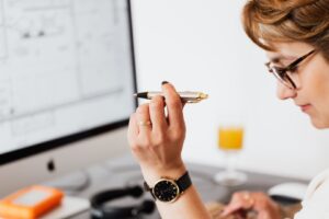 Na czym polega zewnętrzna obsługa kadrowo-płacowa? Księgowa pracuje