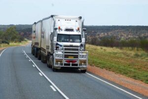 Unia Europejska sprawdza płacę minimalną semi-trailers-534577_1280