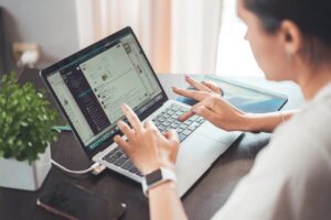 Firma w trybie on-line telepraca, technologia, laptop