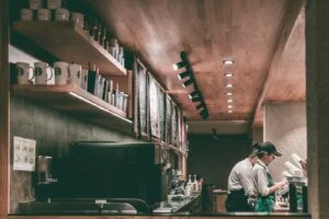 barista w kawiarni