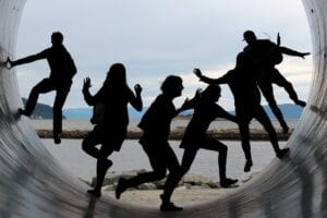 Siła społeczności: budowanie biznesu wokół lojalnych klientów friendship, fun, backlighting, together, characters, people, tube, fjord, nature, water, sky blue, outlines, the shade, running, to dance, team, community