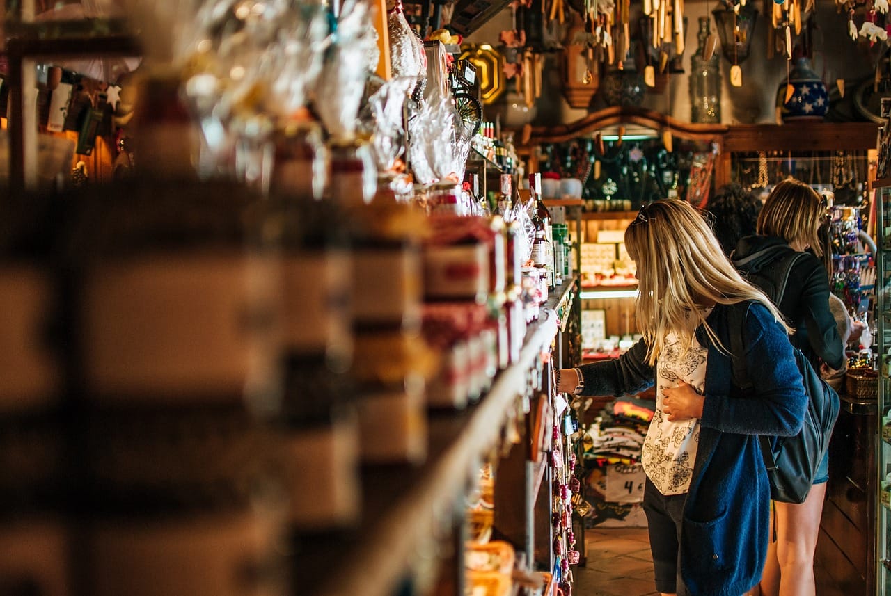 Sklep ze zdrową żywnością i suplementami: kompletny przewodnik jak zacząć 1 girl, shop, souvenirs, woman, shelf, work, shopping, spain, searching, atmosphere, shop, shop, shopping, shopping, shopping, shopping, shopping