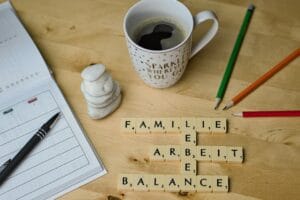 Work-life balance a zdrowie przedsiębiorcy: jak znaleźć równowagę i unikać przeciążenia? work life balance, work, work and family, compensation, table, technology, office, read, work-life balance, homework, work from home, coffee, cup, colored pencils, family, coffee cup, sketch, draw, notebook, write, planning