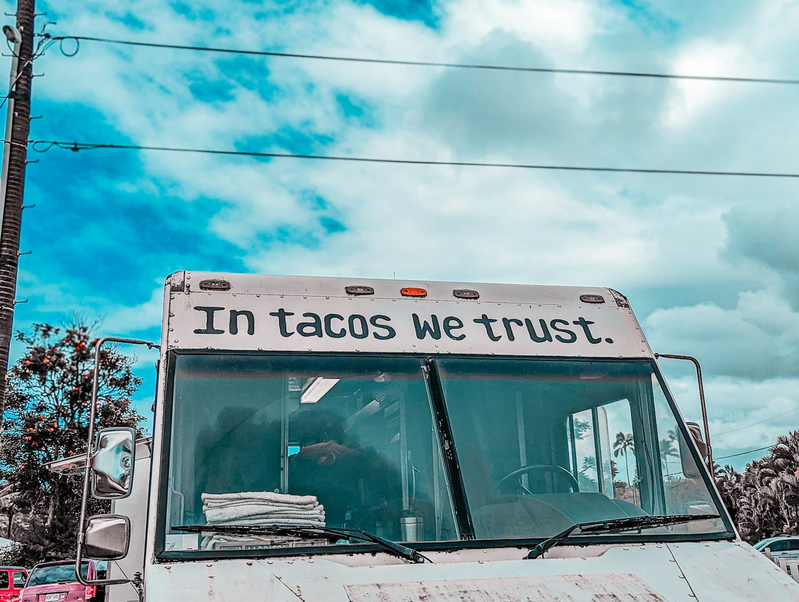 Jak skutecznie weryfikować potencjalnych kontrahentów? Praktyczny poradnik dla przedsiębiorców 1 a white truck with the words in tacos we trust written on it