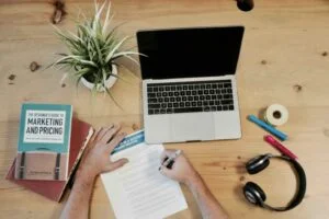 Jak wykorzystać SEM do zwiększania konwersji na stronie internetowej? Praca na laptopie