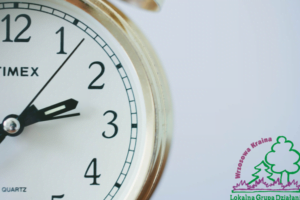 Ile pracują przedsiębiorcy? czas-zegar