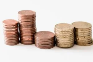 Jak uporać się z klientem, który nie płaci faktur w terminie? Monety euro