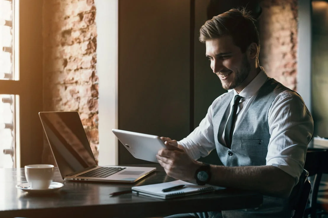 Młody, biznesmen, pracujący, nad, planem, internetowego, projektu, na