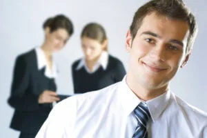 Trzech młodych, odnoszących sukcesy biznesmenów pracujących w biurze