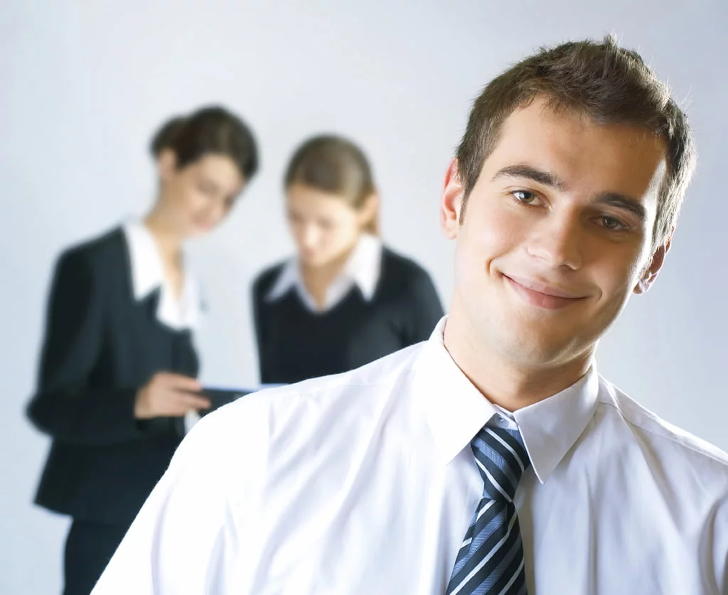 Trzech młodych, odnoszących sukcesy biznesmenów pracujących w biurze