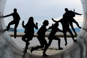 Siła społeczności: budowanie biznesu wokół lojalnych klientów friendship, fun, backlighting, together, characters, people, tube, fjord, nature, water, sky blue, outlines, the shade, running, to dance, team, community