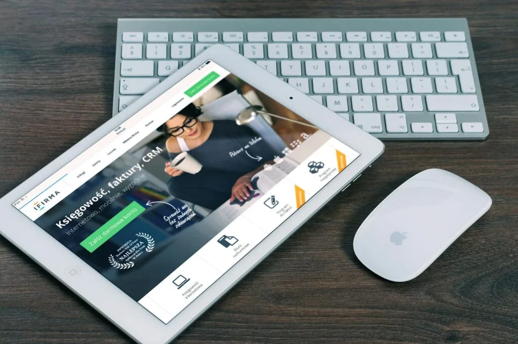 Porównanie księgowości online i tradycyjnej – co się bardziej opłaca?
