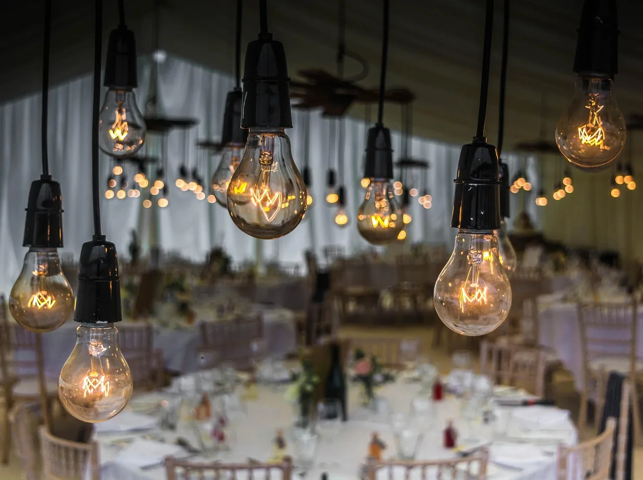 Organizacja eventów i konferencji: praktyczny przewodnik dla polskich przedsiębiorców 1 wedding, bulbs, lighting, light, celebration, decoration, marriage, party, romantic, creative, glass, event, wedding, party, event, event, event, event, event