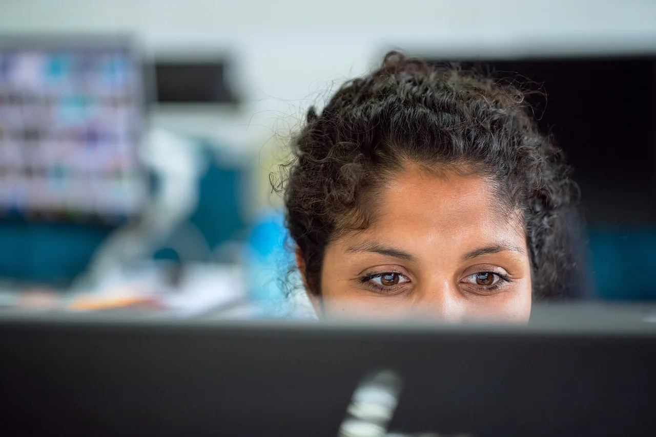 Jak dbać o wzrok pracując przed ekranem? Poradnik dla przedsiębiorcy 1 woman, work, office, face, eyes, computer, engineer, office, office, computer, engineer, engineer, engineer, engineer, engineer